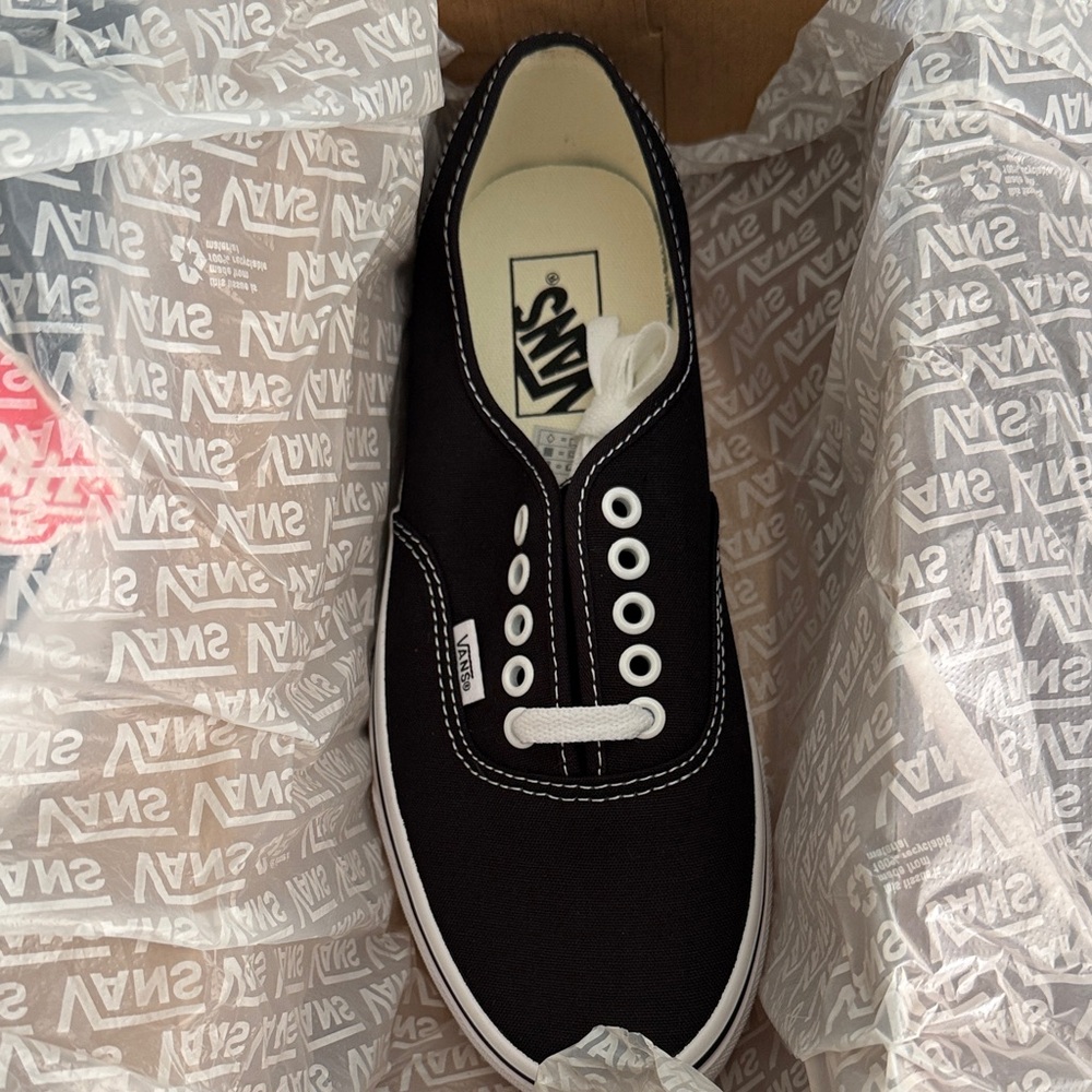 Brand new Authentic women 9/ men 7.5